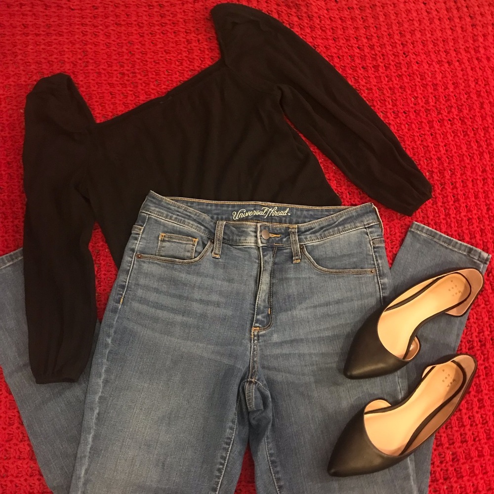 Black puff-sleeve square-neck crop top